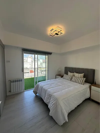 Imagen 2 de Departamento 4 Ambientes Venta Mar del Plata Centro San Martín 2267 Terraza Privada Vista Lateral Mar 3 Dormitorios Escritorio Balcón Radiadores DVH Amoblado 87m²