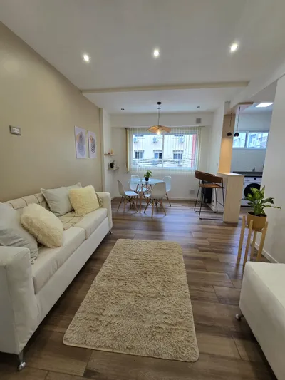 Imagen 1 de Departamento 2 Ambientes Venta Mar del Plata Brown 1712 Plaza Colón Reciclado a Nuevo Amoblado Luminoso Al Frente 39 m² Cerca del Mar y Paseo Aldrey
