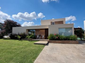 Imagen 1 de En Venta. Casa de 5 Ambientes con Jacuzzi Para 6 Personas. Rumenco.