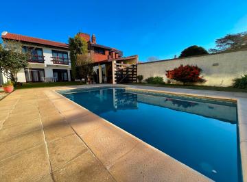 Imagen 2 de En Venta Chalet 4 Ambientes Zona Parque Luro. Impecable