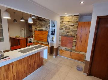 Imagen 2 de En Venta. Casa de 4 Ambientes con Parque y Pileta. Barrio Caisamar