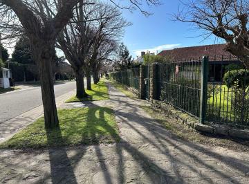 Imagen 1 de En Venta - Casa Barrio Los Troncos - Lote de 1448 m&sup2;.