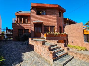 Imagen 2 de En Venta Chalet de 6 Ambientes, Garage, Parque, Quincho. Zona Constitución