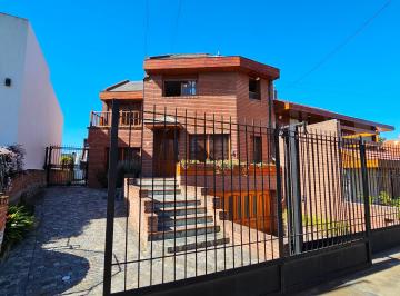 Imagen 1 de En Venta Chalet de 6 Ambientes, Garage, Parque, Quincho. Zona Constitución