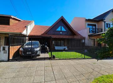 Imagen 1 de Chalet de Tres Dorm. y Playroom. Zona Constitución. en Venta.