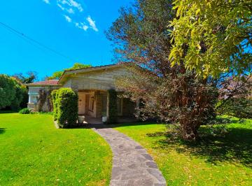 Imagen 1 de Chalet Estilo Marplatense Sobre Importante Lote en Barrio Los Troncos. en Venta.