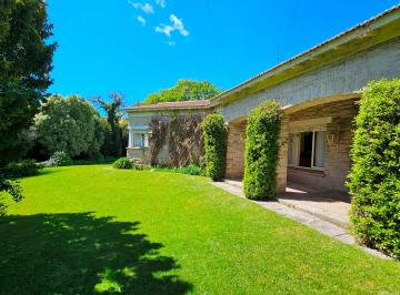 Imagen 2 de Chalet Estilo Marplatense Sobre Importante Lote en Barrio Los Troncos. en Venta.