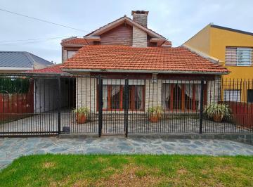 Imagen 1 de En Venta. Chalet de 6 Ambientes con Parque. Zona de Punta Mogotes