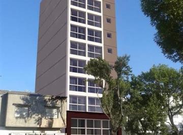 Imagen 2 de En Venta. Local con Entre Piso de 248 m&sup2;, Batería de Baños y Patio. Zona Chauvin.