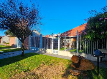 Imagen 1 de En Venta. Chalet de 3 Ambientes con Garage, Quincho y Parque con Pileta.