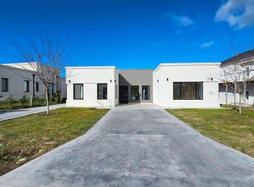 Imagen 2 de En Venta. Casa de 4 Ambientes con Piscina. Rumenco Joven.
