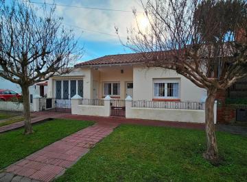 Imagen 1 de En Venta Casa de 3 Ambientes con Garage y Parque. Barrio Santa Mónica.