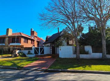 Imagen 1 de En Venta. Chalet de 5 Ambientes en Dos Plantas. Parque Luro.