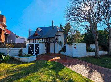 Imagen 2 de En Venta. Chalet de 5 Ambientes en Dos Plantas. Parque Luro.