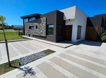 Imagen 2 de En Venta. Casa de 5 Ambientes de Corte Moderno con Piscina. Rumenco Joven.