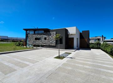 Imagen 1 de En Venta. Casa de 5 Ambientes de Corte Moderno con Piscina. Rumenco Joven.